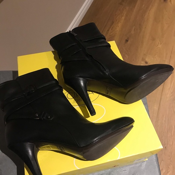 Joan & David Circa Black Chasity Booties. Size7.5 - Picture 2 of 3